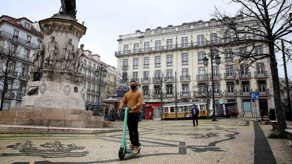 Imaxe dunha persoa cun patinete eléctrico en Portugal. Foto Pedro Fiuza Zuma Press