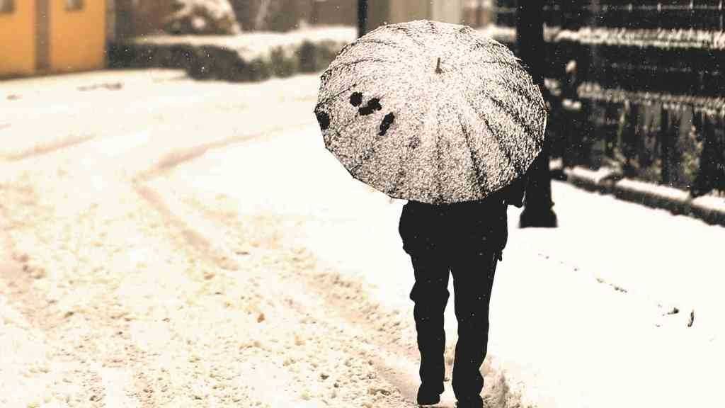 Un home camiña por unha estrada cuberta pola neve (Foto: Arxina)