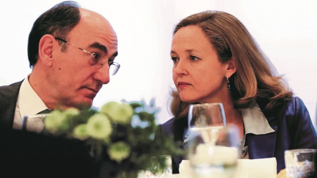 O presidente de Iberdrola, Ignacio Sánchez Galán, coa ministra de Economía, Nadia Calviño. (Foto: Europa Press)