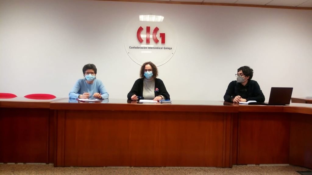De esquerda a dereita, a responsábel de CIG-Saúde, María Xosé Abuín, e as investigadoras representantes da Plagtis Mabel Sampedro e Adrián Cordido (Foto: Nós Diario).