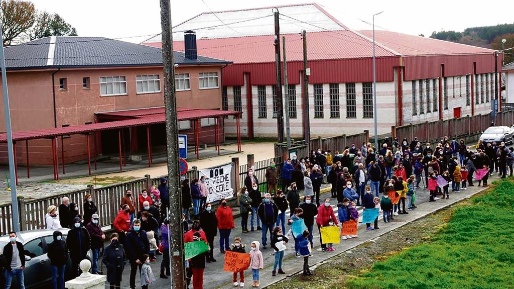 Manifestación en contra da unificación dos colexios de Baamonde e de Begonte, no mes de decembro. (Foto: Nós Diario)