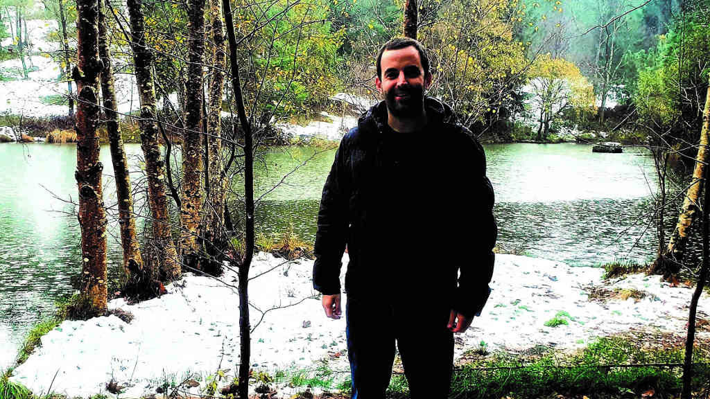 Guido Álvarez, guía de turismo, fronte aos lagos de Teixeiro, no municipio de Lugo (Nós Diario)