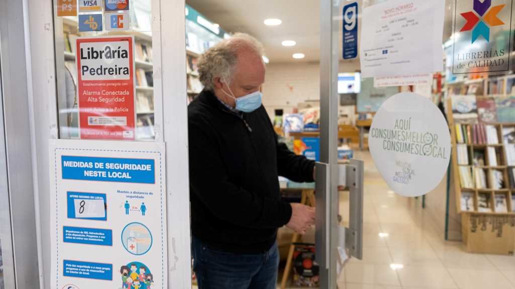 Antón Pedreira, esta cuarta feira, fechando as portas da súa libraría en Compostela ao remate da xornada (Foto: Arxina).
