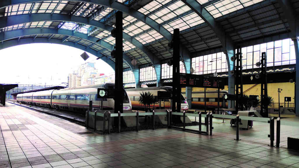 Interior da estación de ferrocarril da Coruña con varios trens agardando a súa saída (Nós Diario)