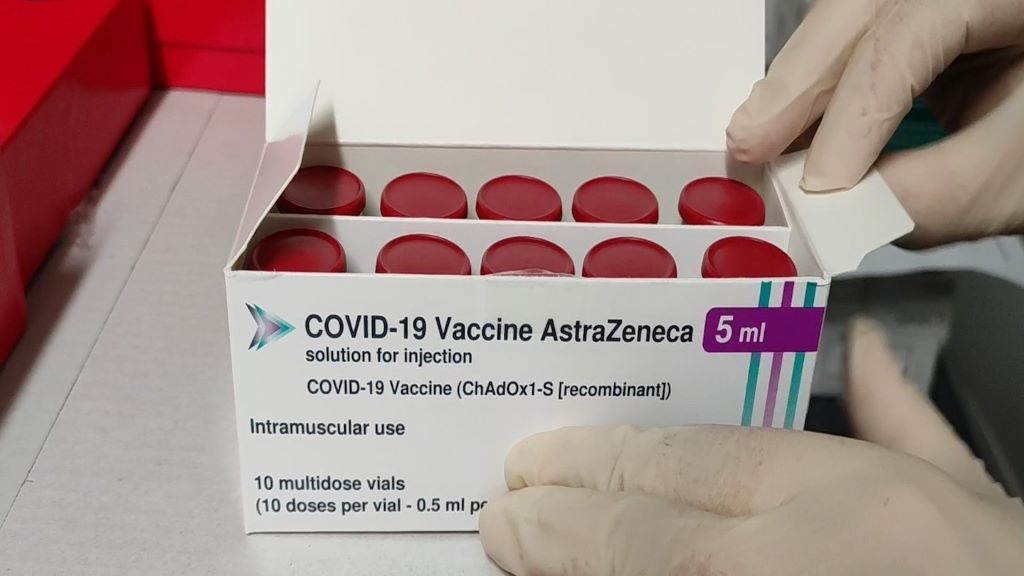 Caixa con varias doses da vacina de AstraZeneca. (Foto: GVA)