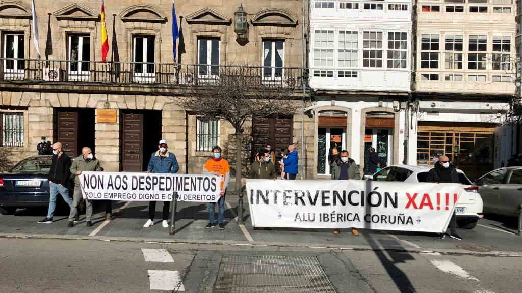 Representantes de Alu Ibérica ante a subdelegación do Goberno do Estado español na Coruña. (Foto: Comité de empresa)