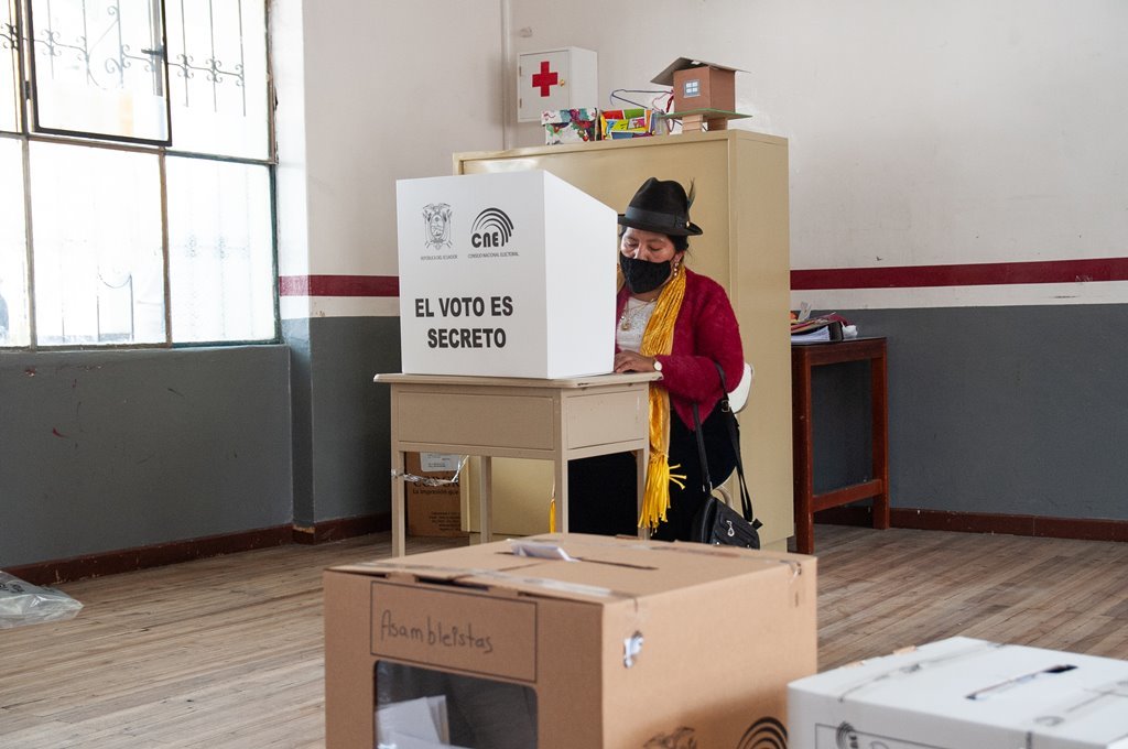 EuropaPress_3552426_07_february_2021_ecuador_quito_voter_casts_her_vote_into_ballot_box_during