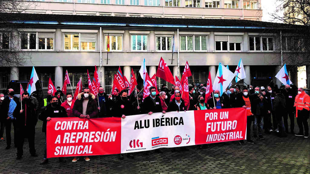 Concentración onte na praza da antiga Audiencia Provincial na Coruña para denunciar persecución sindical de Alu Ibérica (Nós Diario)