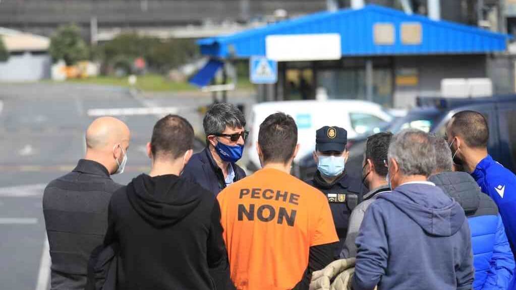 Axentes da Policía Nacional conversan cos representantes do comité ás portas da factoría de Alu Ibérica (M.Dylan / Europa Press)