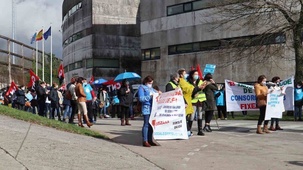 Protesta diante do Consorcio Galego de Servizos de Igualdade e Benestar (CNT