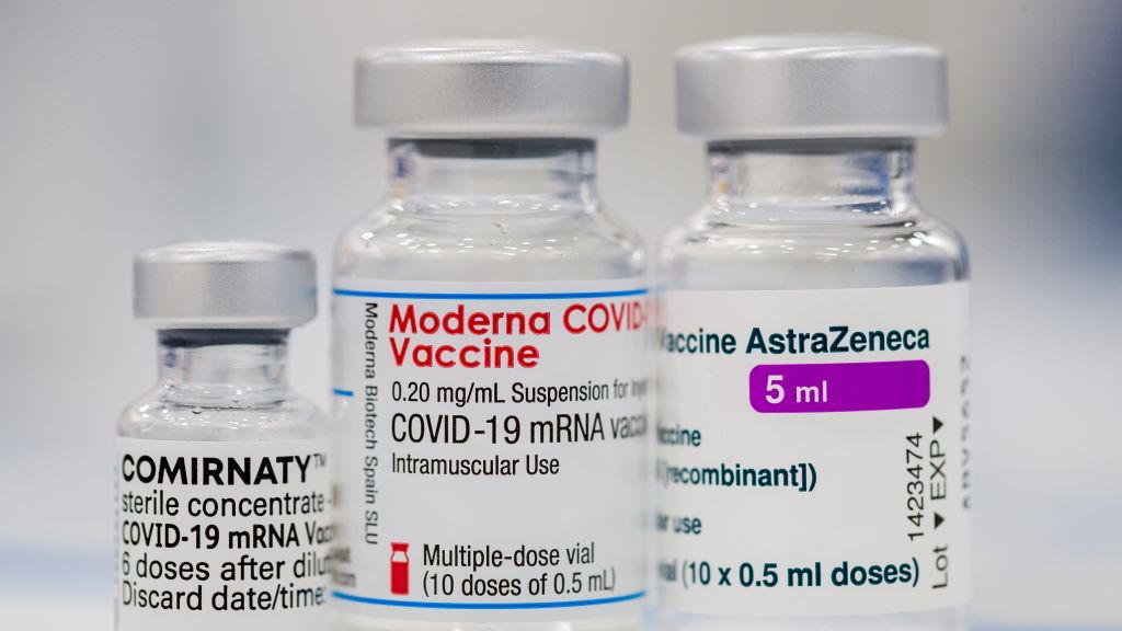 Diferentes vacinas para a Covid-19. (Foto: Daniel Karman / Dpa)
