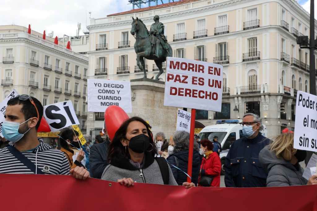Manifestación en Madrid a prol do dereito á morte digna no día en que o Congreso aproba a lei de eutanasia (Foto: Marta Fernández / Europa Press)