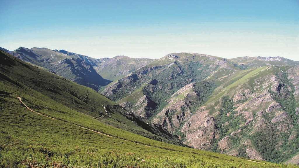 Montañas de Trevinca, onde se proxecta a construción dun parque eólico (Foto: Turismo da Galiza).