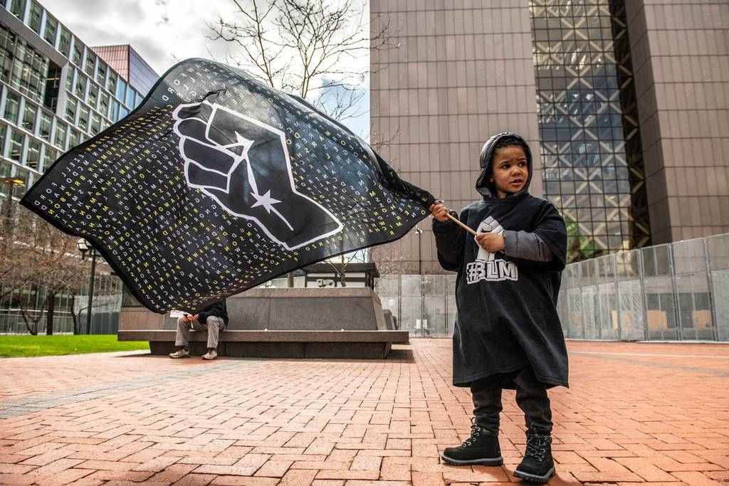 EuropaPress_3626594_28_march_2021_us_minneapolis_child_holds_black_lives_matter_flag_outside