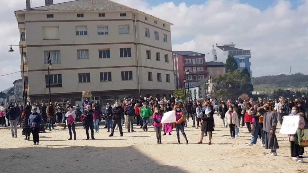 Manifestación convocada en San Cibrao, en Cervo, en apoio ás 87 mulleres afectadas polas gravacións das festas da Maruxaina (Foto: Bumei)