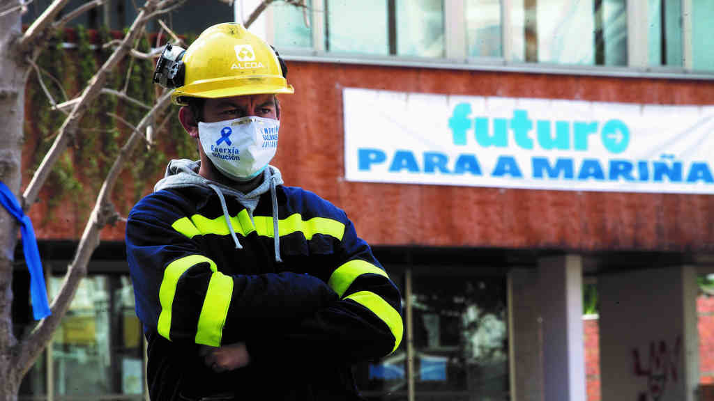 Un traballador de Alcoa diante a Casa do Concello de Burela antes do inicio dunha marcha o pasado 22 de outubro (Carlos Castro / Europa Press / Arquivo).