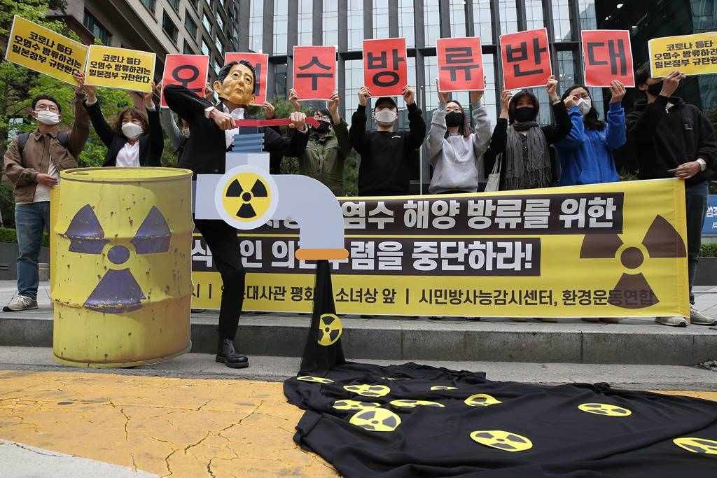 EuropaPress_3079689_12_may_2020_south_korea_seoul_protestor_wearing_mask_depicting_japanese