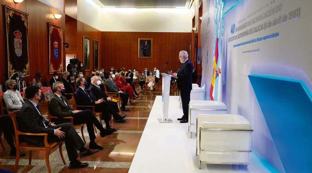 O presidente do Parlamento da Galiza, Miguel Santalices, intervindo no acto conmemorativo do 40 aniversario da aprobación do Estatuto, o pasado 12 de abril, en Compostela. (Foto: Europa Press)