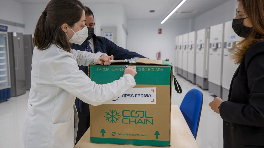 Recepción do cargamento con parte das vacinas. (Foto: Ana Varela / Xunta da Galiza)