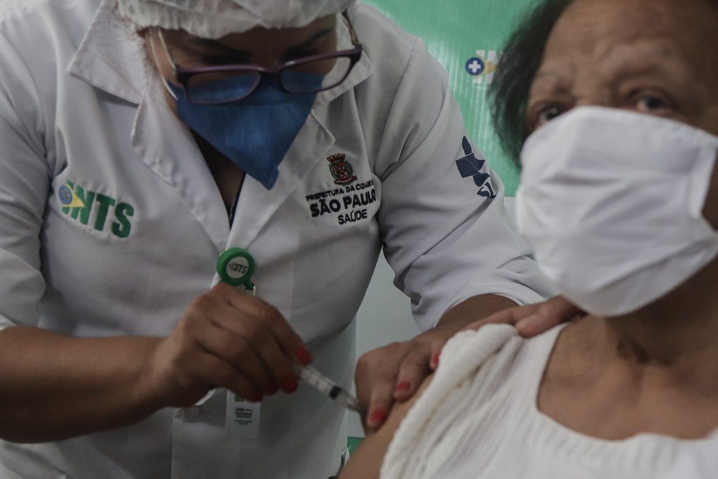 EuropaPress_3556913_mujer_recibe_vacuna_china_contra_coronavirus_centro_salud_sao_paulo_brasil