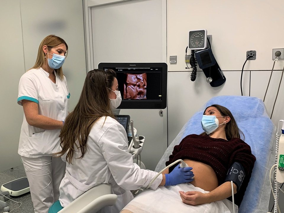 A xinecóloga Tania Manrique e a auxiliar Carmen Villar atenden unha paciente en consulta de embarazo [Imaxe: Europa Press].