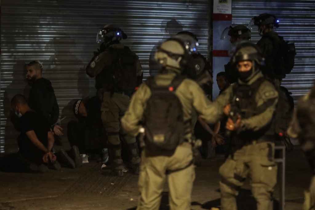 Efectivos do Exército israelí practicaron detencións na cidade de Lod na noite da quinta feira (Imaxe: Europa Press)