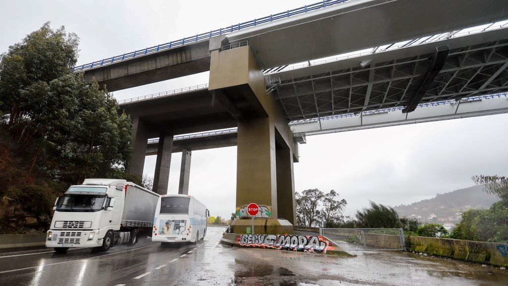 Un camión e un autobús circulan por debaixo a ponte de Rande. (Foto: Europa Press)