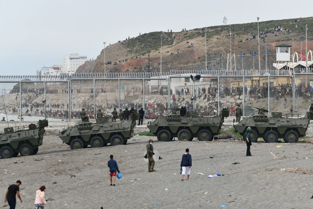 Tanques blindados do Exército español na praia do Tarajal, mentres devolven sen proceso xudicial as persoas que entran en Ceuta. (Foto: Antonio Sempere / Europa Press)