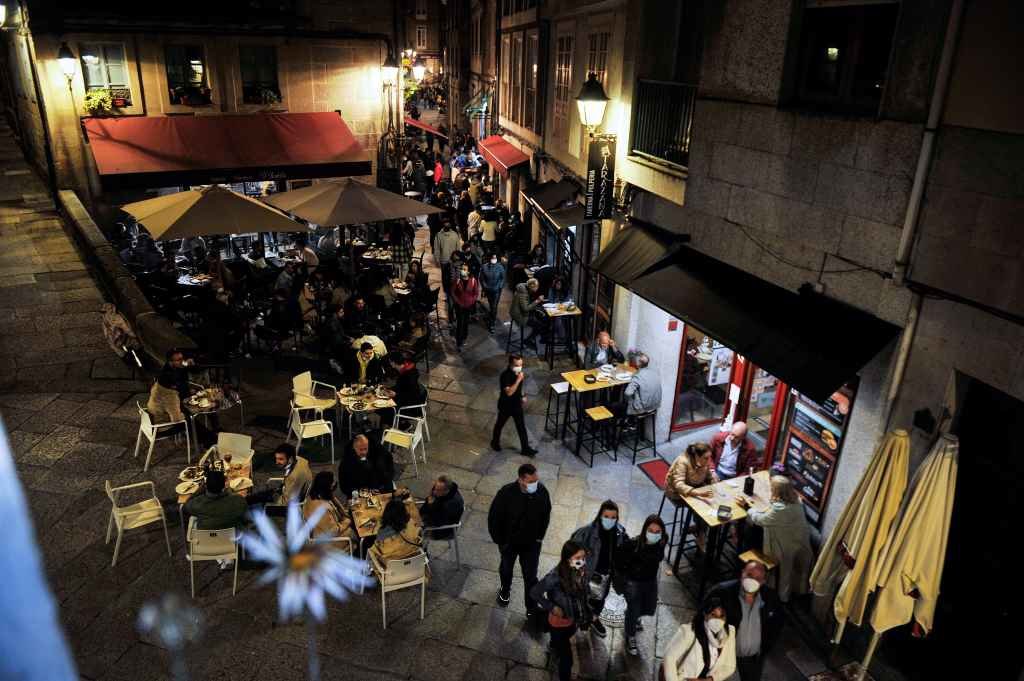 Persoas na terraza dun bar de Ourense (Foto: Rosa Veiga / Europa Press)