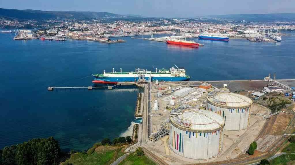 Vista das instalacións portuarias da ría de Ferrol, coa planta de Reganosa e Forestal Atlántico en primeiro plano (Foto: Reganosa)
