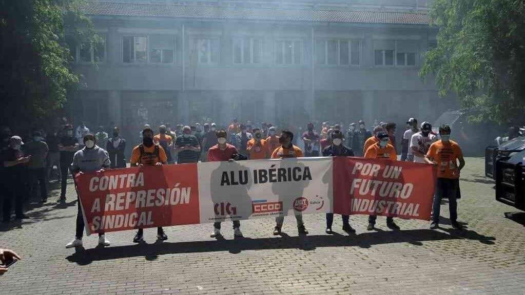 Traballadores e traballadoras de Alu Ibérica o pasado mes de maio ante os xulgados da Coruña o día da vista do xuízo de Alcoa (Foto: M.Dylan / Europa Press).