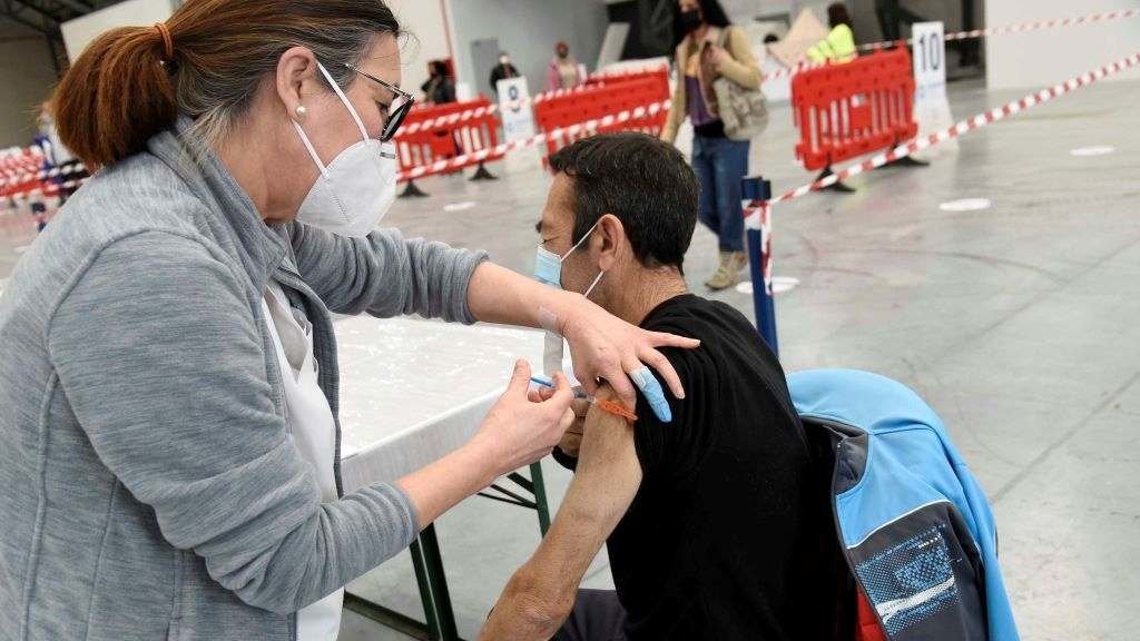 Campaña de vacinación no Ifevi. (Foto: Europa Press) #vacinación #coronavirus #sergas #ifevi #vigo