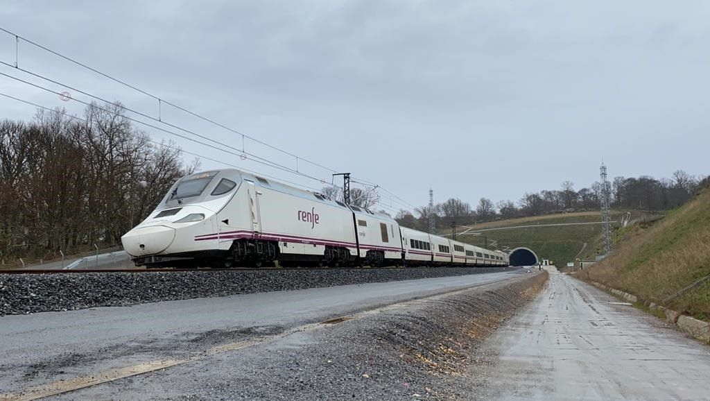 Un tren pasa por unha zona preparada para o AVE na Galiza. (Foto: ADIF)
