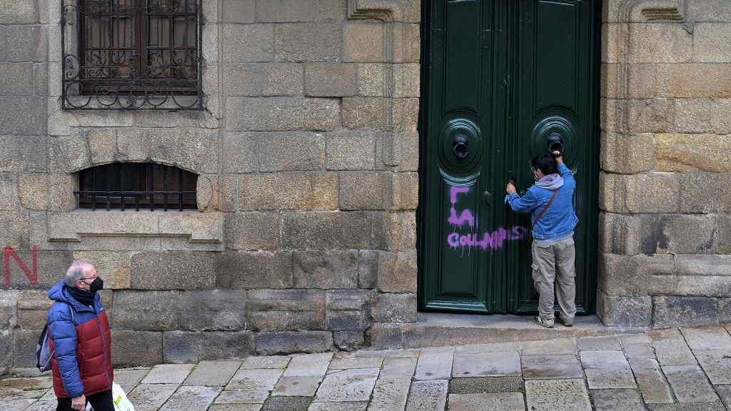 Xente ás portas da casa ubicada na Cidade Vella coruñesa. (Foto: M. Dylan / Europa Press) #memoriaehistoria #franquismo #meirás #casacornide #franco #coruña