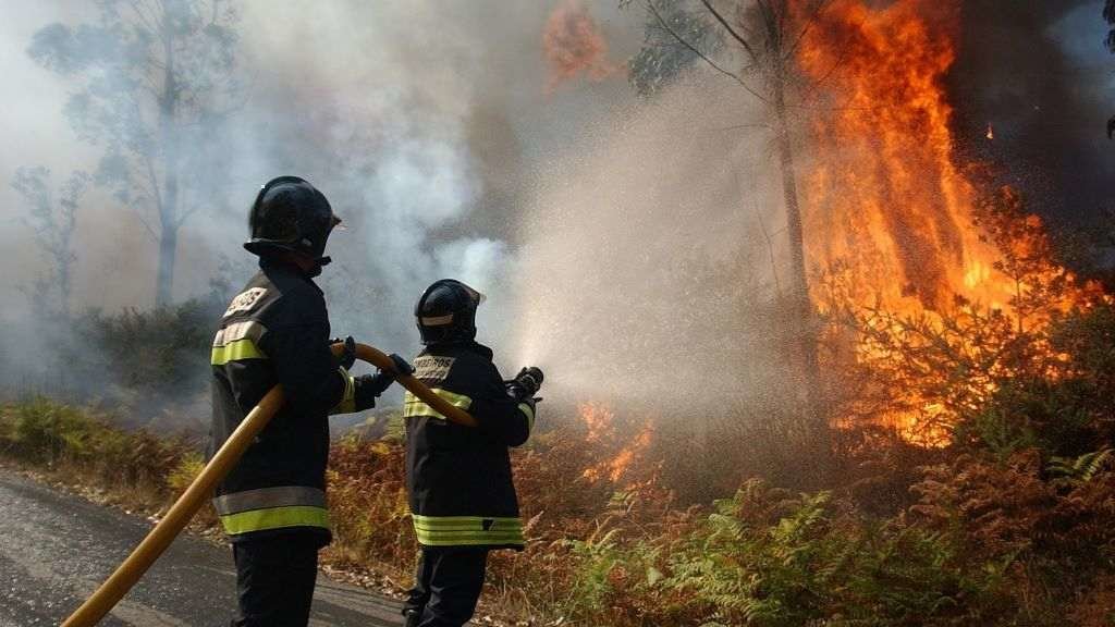 Uns bombeiros traballan nun lume en Lobios, nunha imaxe de arquivo. (Foto: Europa Press) #bombeiros #brigadistas #xunta #mediorural #vacinación #coronavirus #extinción #lumes #incendios #sanidade