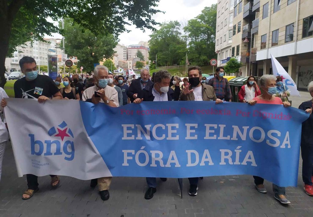 O alcalde de Pontevedra, Miguel Anxo Fernández Lores, xunto ao deputado do BNG Luís Bara, este domingo 4 de xullo na marcha contra Ence (Foto: Nós Diario)