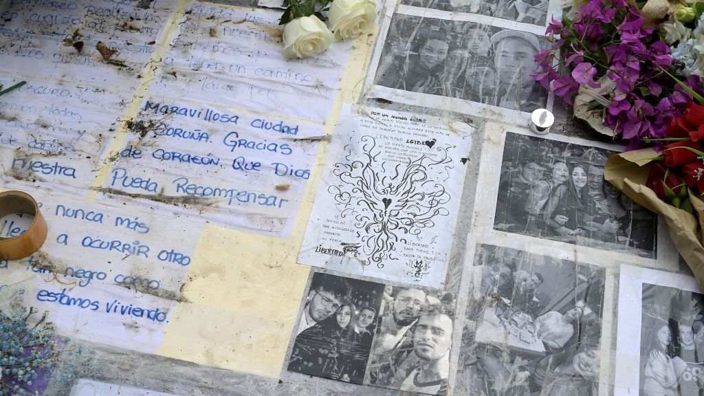 Mensaxes de lembranza no lugar no que Samuel foi asasinado. (Foto: M. Dylan / Europa Press)