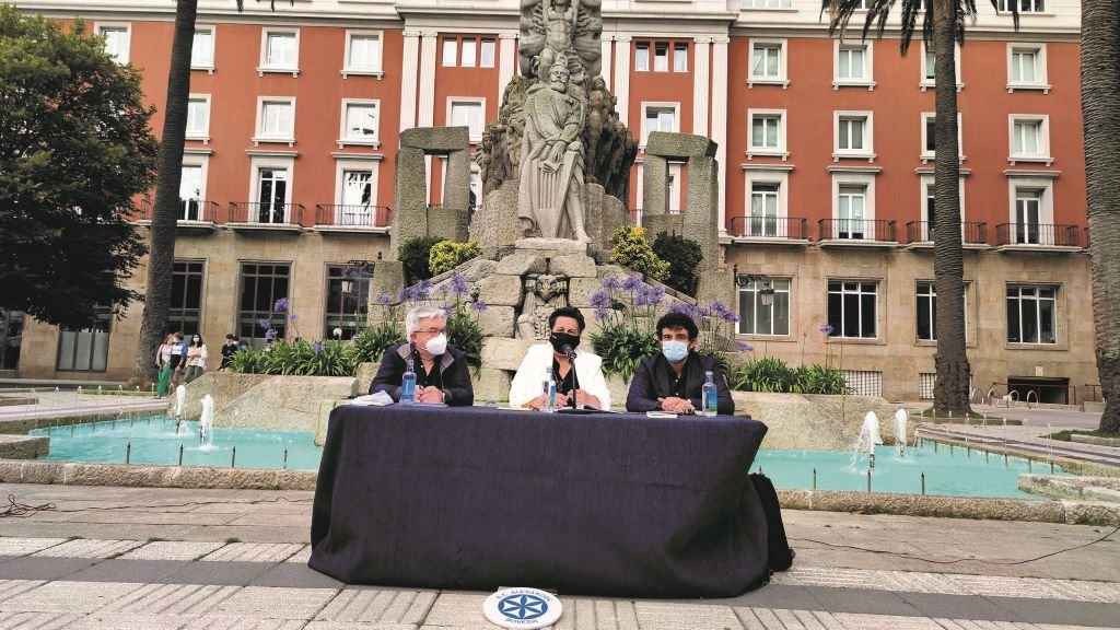 Manuel Fernández Blanco, María Pilar García Negro e Henrique Alvarellos, onte, durante o acto, fronte á estatua de Curros Enríquez. (Foto: Nós Diario)