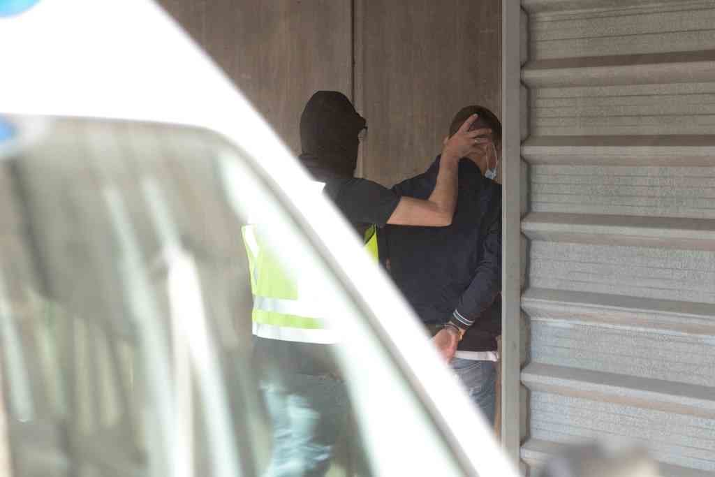 Un dos detidos, á chegada aos xulgados da Coruña (Imaxe: M. Dylan / Europa Press).