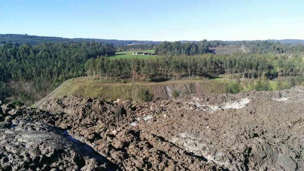 Restos de lodos no terreo da antiga mina (Imaxe: Ecoloxistas en Acción)