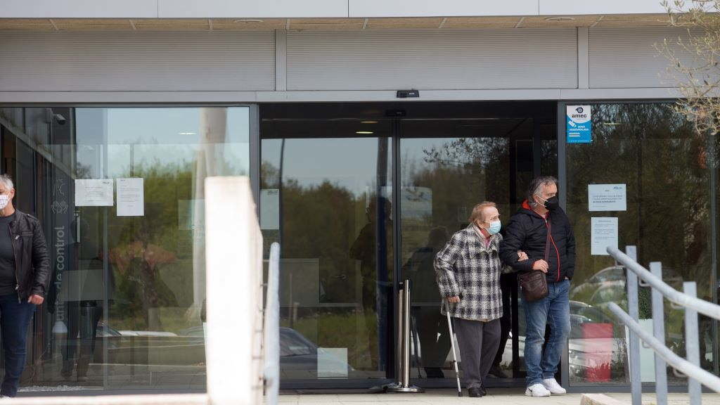 Varias persoas ás portas dunha residencia de maiores en Lugo. (Foto: Carlos Castro / Europa Press) #residencia #maiores #xeriátrico #lugo #visitas #albertia #contaxios #coronavirus #pandemia #federaciónrede