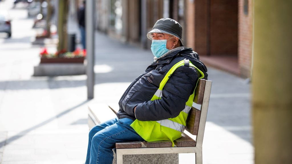 Un home sentado nunha rúa do Grove o día que comezara o fechamento perimetral. (Foto: Beatriz Ciscar / Europa Press)