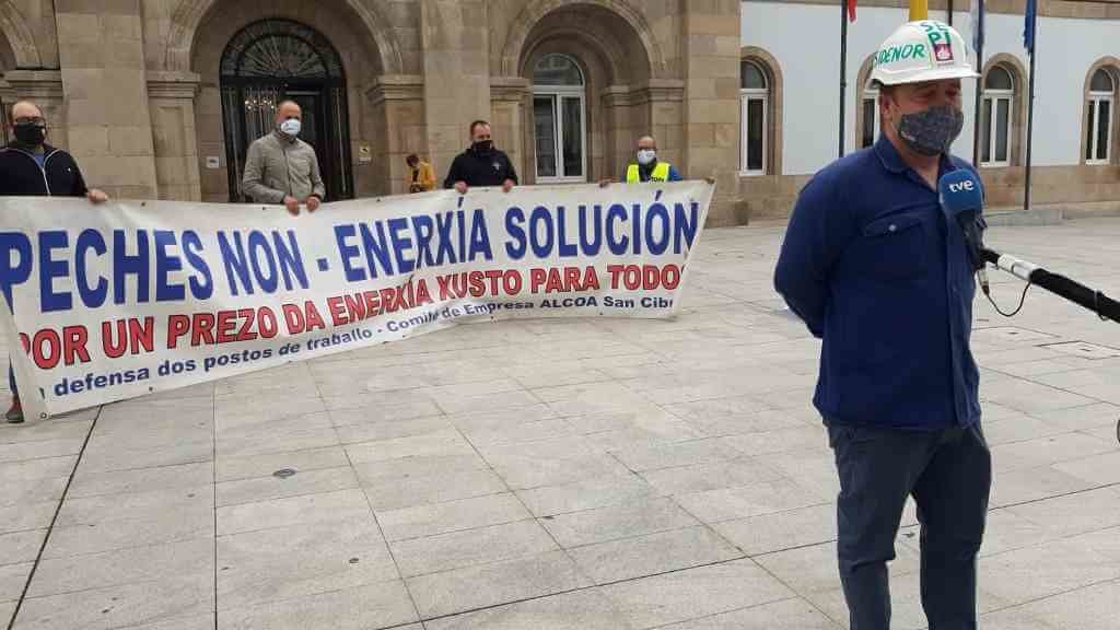 O presidente do comité de Alcoa en San Cibrao, José Antonio Zan, atende os medios durante unha protesta o pasado mes en Lugo (Foto: Europa Press).