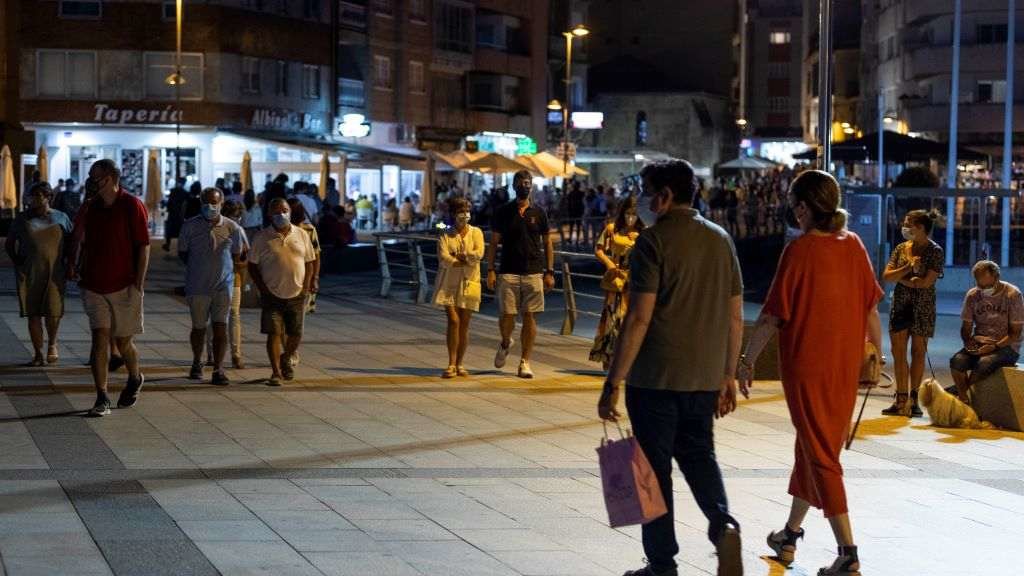 Xente polas rúas de Sanxenxo a pasada fin de semana. (Foto: Beatriz Ciscar / Europa Press)  #coronavirus #contaxios #pandemia #quintaonda #covid19 #sanxenxo #comitéclínico #xunta #restricións
