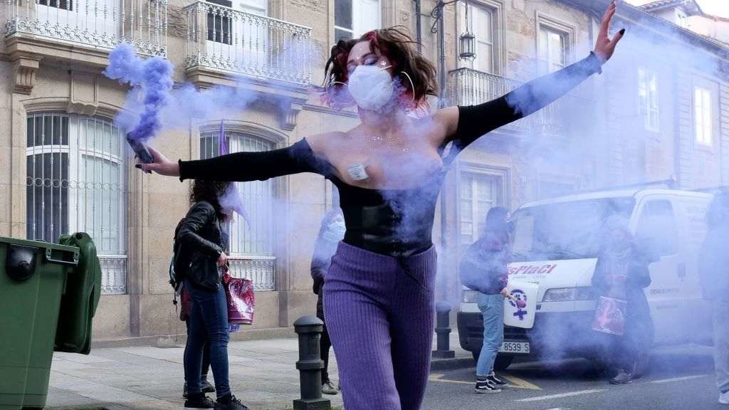 Performance durante unha manifestación feminista convocada por Galegas8M en Santiago de Compostela. (Foto: Arxina)
