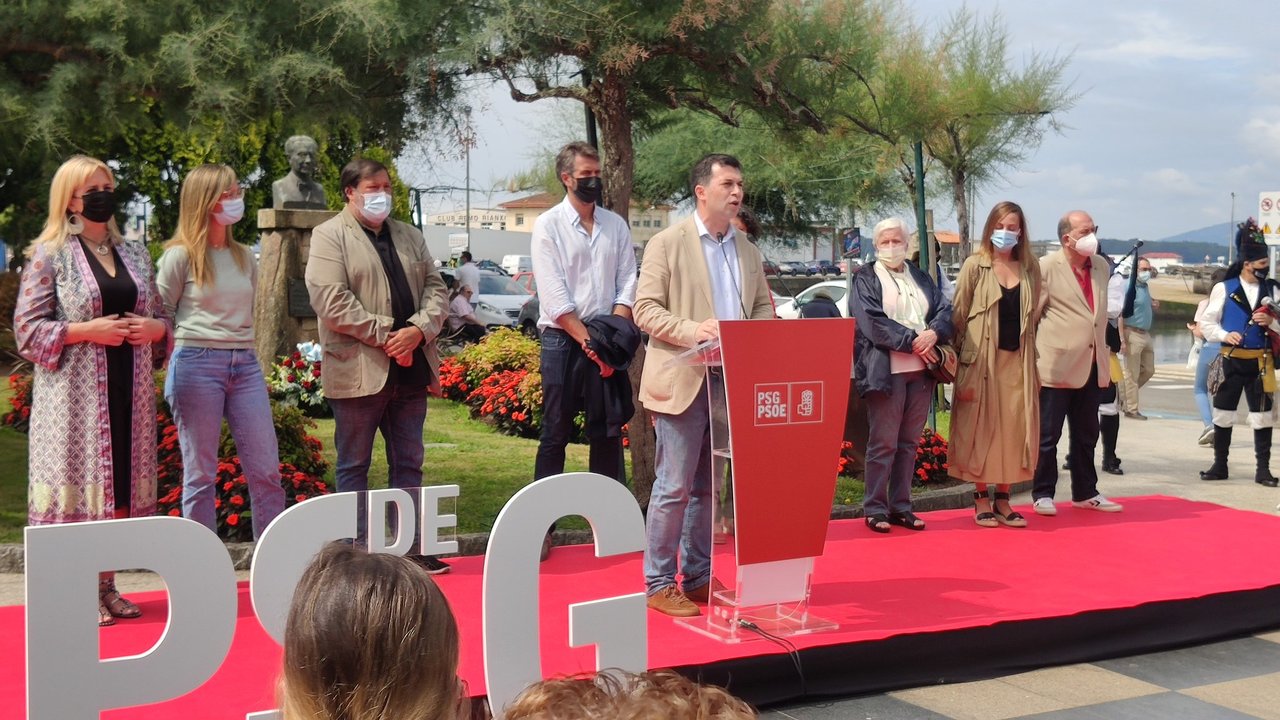 Gonzalo Caballero, portavoz do PSdG, durante a ofrenda floral a Castelao, en Rianxo, o 25 de xullo de 2021 (Foto: PSdG).