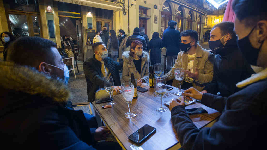 Persoas consumindo na terraza dun bar de Lugo o pasado 12 de decembro de 2020. (Arquivo-Carlos Castro / Europa Press).