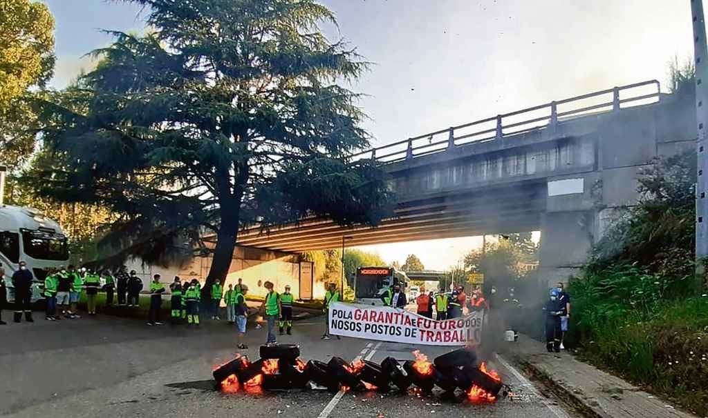 Barricada dos traballadores de ENCE nos accesos a Pontevedra (Foto: @CeaPontevedra)