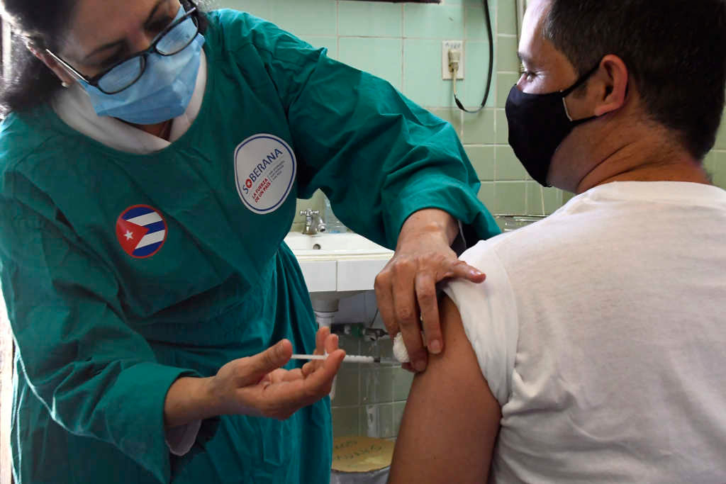 Picada de Soberana 02, unha das cinco vacinas cubanas. (Foto: Joaquín Hernández / Xinhua News / Contactophoto)