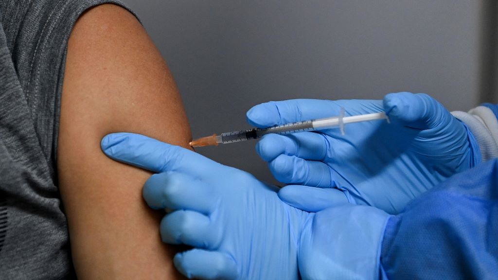 Unha persoa é tratada coa vacina de Pfizer. (Foto: AAPIMAGE / DPA)